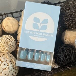 Red Aspen Press On Nails in “Generous Gertrude” Light Shimmery Blue